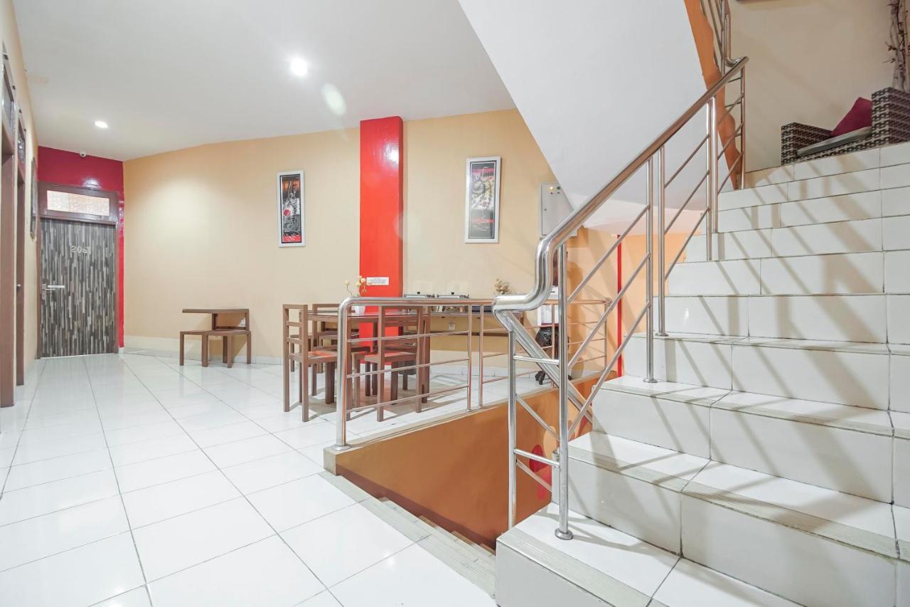 Wisma tamu Reddoorz @ Jalan Hertasning 2*